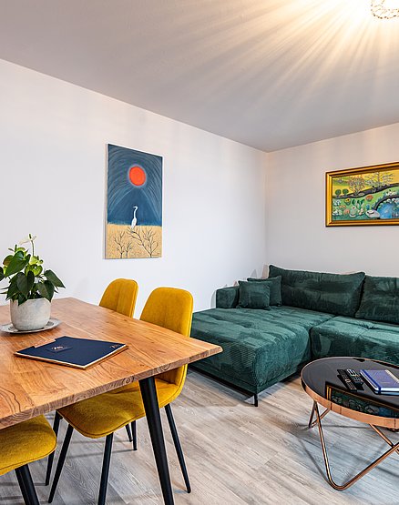 Wohnbereich mit Esstisch & Couch - Suite 6 © Wolfgang Retter Wohnbereich mit Esstisch & Couch - Suite 6 © Wolfgang Retter